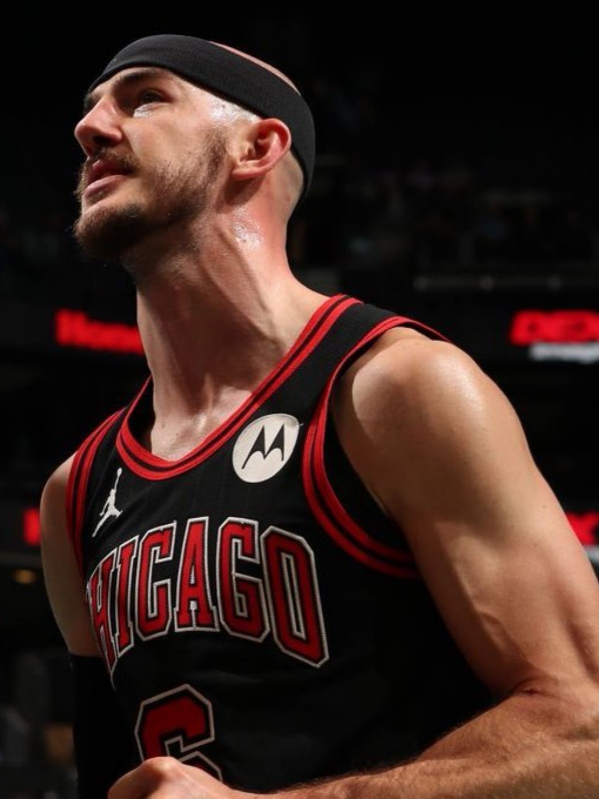 包含篮网险胜雄鹿B队，卡鲁索惊艳世界的词条