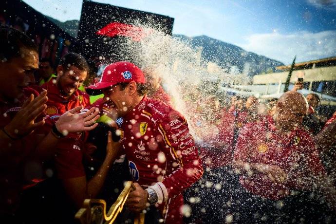 索伯车队碾压红牛车队,拉塞尔统治全场 索伯车队碾压红牛车队,拉塞尔统治全场