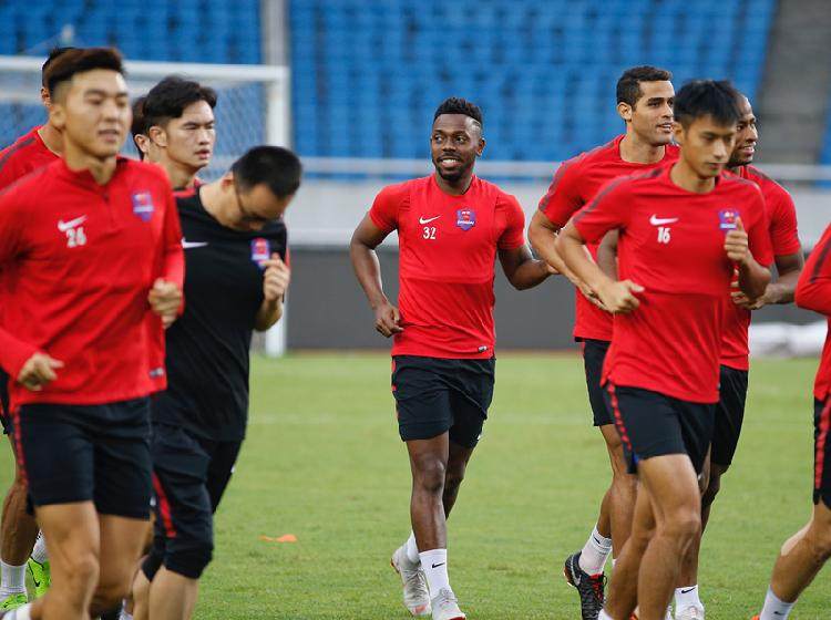 包含重庆斯威客战河南建业，助力保级生死战打响的词条