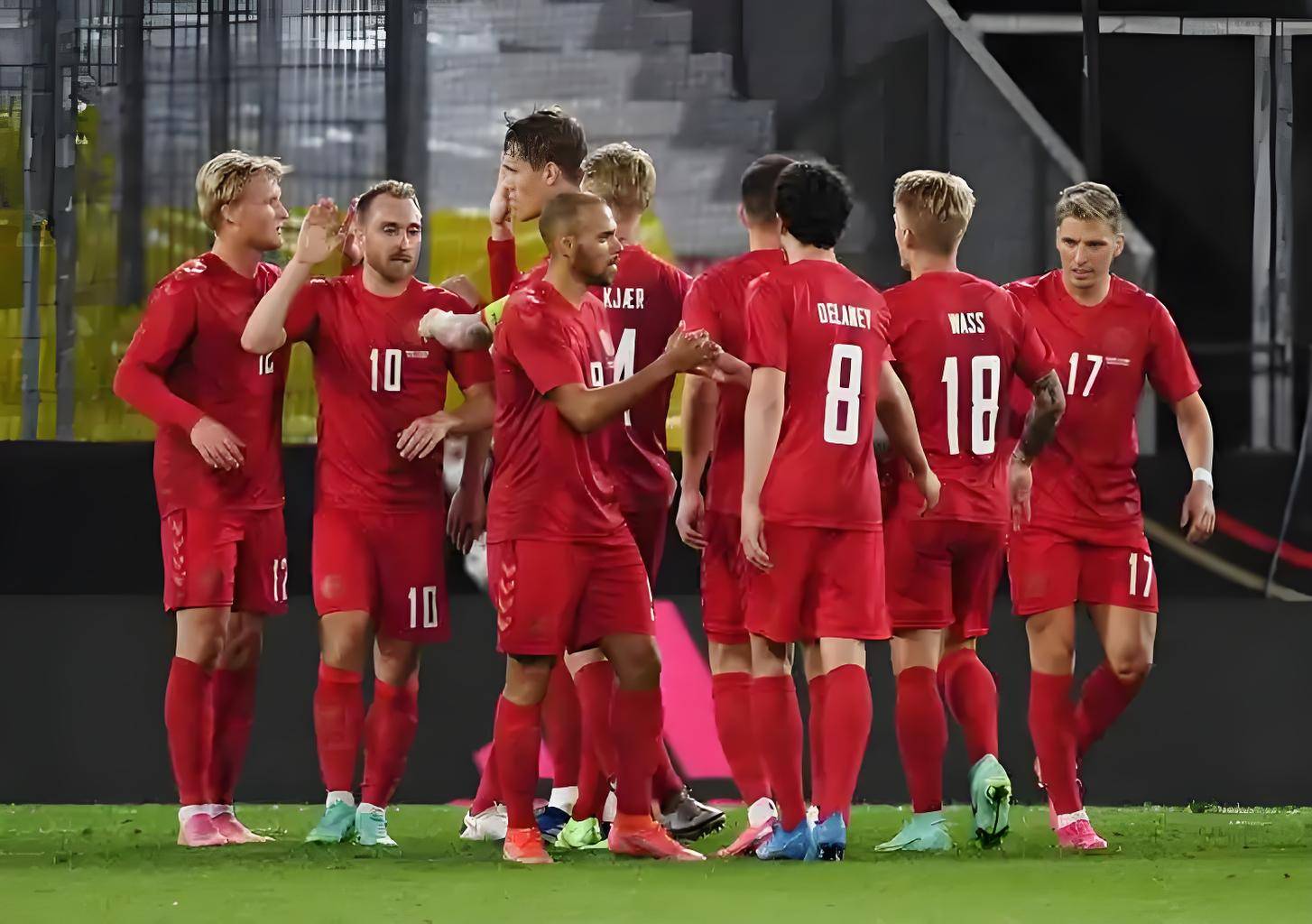 包含利物浦淘汰拜仁慕尼黑，半决赛再战的词条