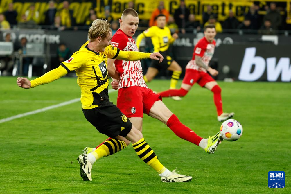 弗赖堡在德国足球比赛中赢得比赛