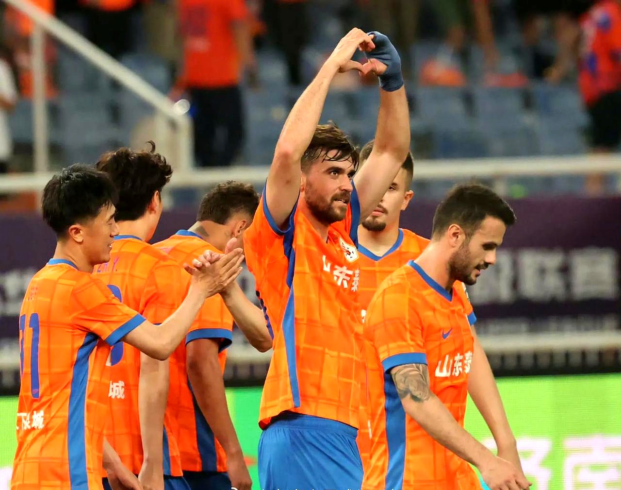 球队中场核心遭罚，大战或受影响