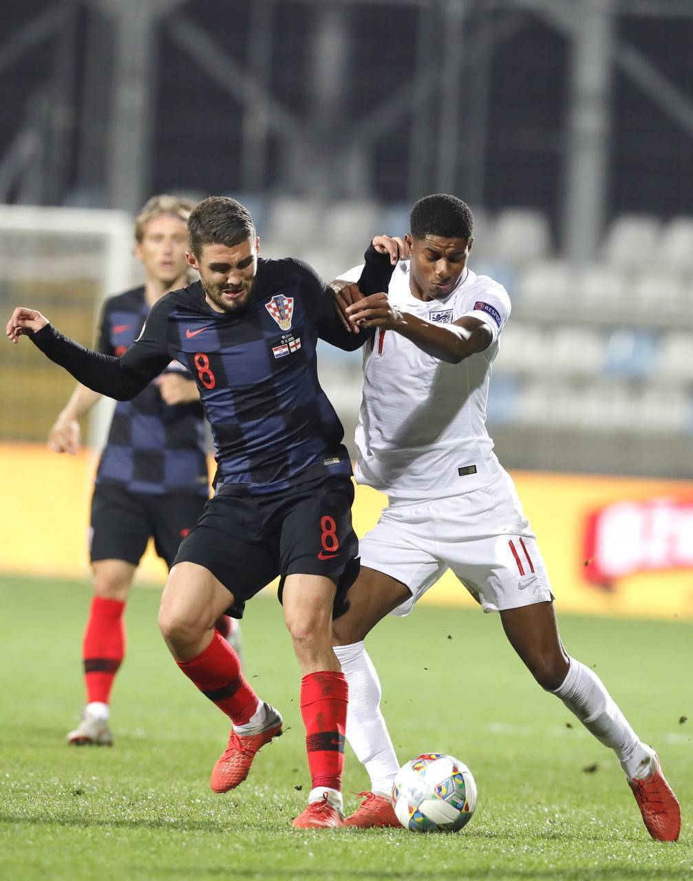 战术对决，主教练精心谋划助阵球队夺冠！