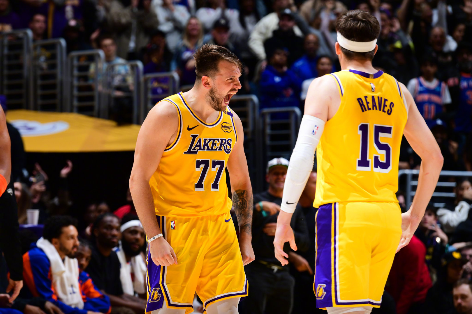 包含尼克斯队表现出色，击败对手取得胜利的词条