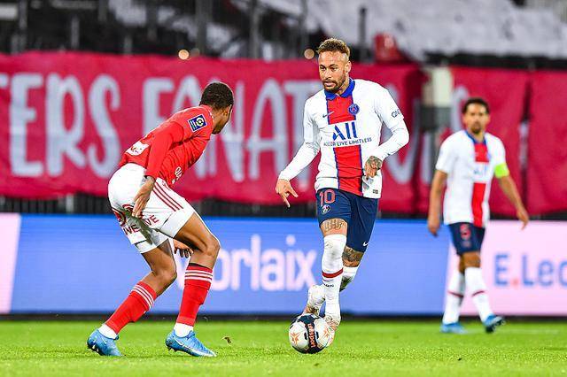 布雷斯特俱乐部在法甲比赛中展现实力 布雷斯特俱乐部在法甲比赛中展现实力