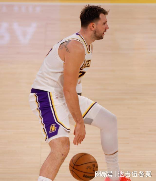 马刺逆转深圳队，东契奇点燃赛场